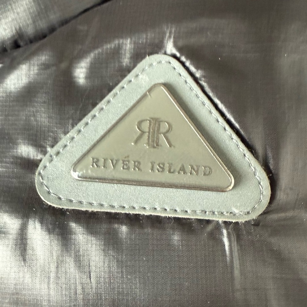 River Island Girls Shiny Black Puffer Vest Size 4-5Y - Picture 3 of 6